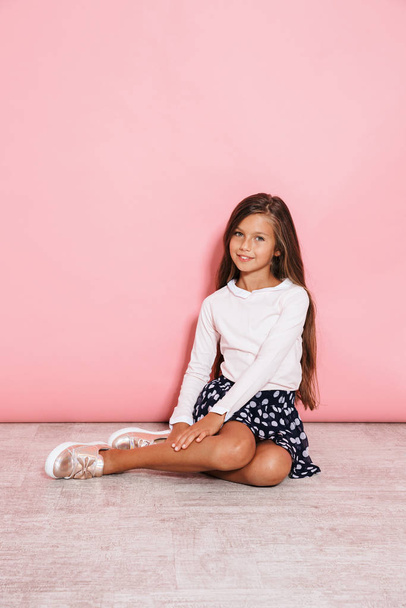 Girl child posing isolated over pink wall background - Фото, зображення