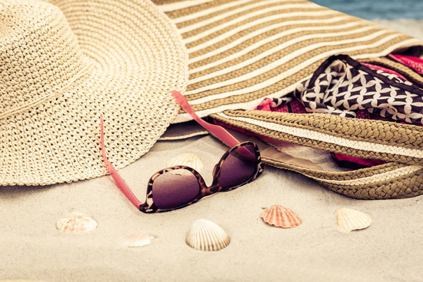 Vintage summer wicker straw beach bag, sun glasses, hat cover-up - Fotoğraf, Görsel