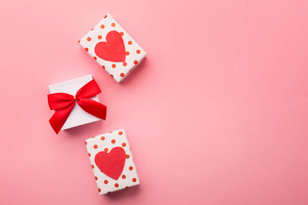Walentynki pudełka, czerwony łuk i filcowe serca - Zdjęcie, obraz