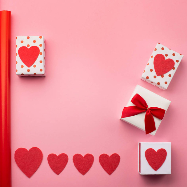 Valentines gift boxes, red bow and felt hearts - Фото, зображення