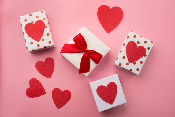 Valentines gift boxes, red bow and felt hearts - Foto, immagini