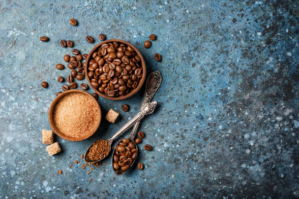 朝のエスプレッソのためのサトウキビ砂糖とローストコーヒー豆 - 写真・画像