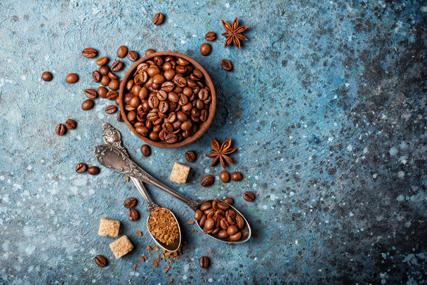 Pražená kávová zrna s třtinovým cukrem na ranní nápoj - Fotografie, Obrázek