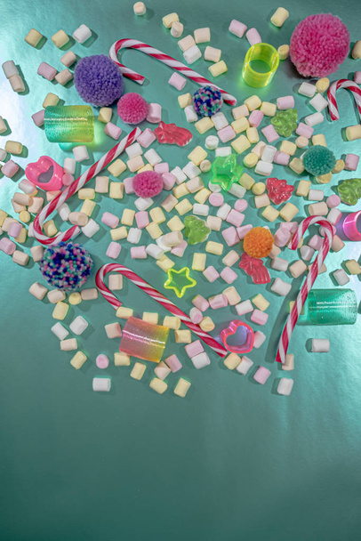 Drobné barevné marshmallows, bonbóny, želé bonbóny, spirálová hračka - Fotografie, Obrázek
