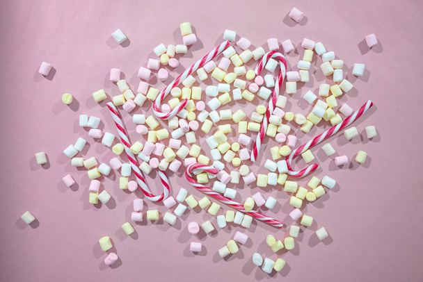 Sfondo rosa con un mix di piccoli marshmallow colorati e cand
 - Foto, immagini