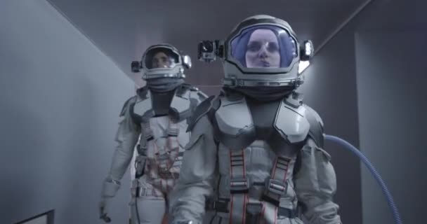 Astronauten die door een gang lopen - Video