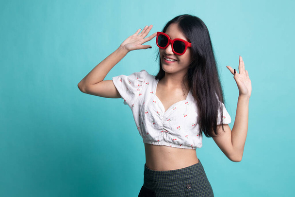 Portrait of a beautiful young asian girl in sunglasses - Foto, Bild