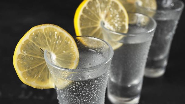 Zitronenlikör, Zitronenscheibe, Wodka-Shots, Sellerie-Zitrone, Holunderblüten - Foto, Bild