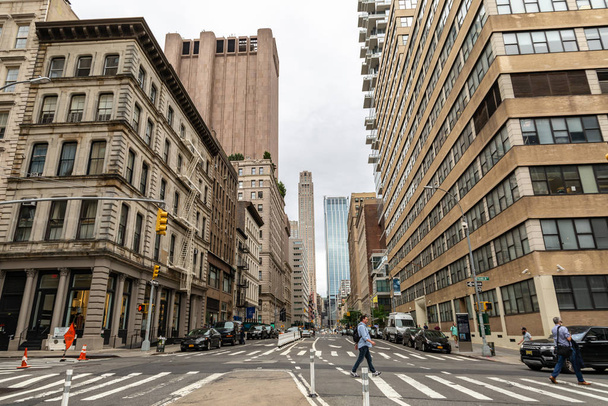 Ciudad de Nueva York / Estados Unidos - 27 JUN 2018: TriBeCa calles, edificios y fachada, tienda, restaurante y cafetería y apartamentos en Manhattan
 - Foto, imagen