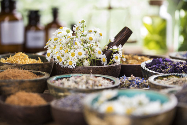 Гомеопатия, травяная медицина на деревянном столе - Фото, изображение