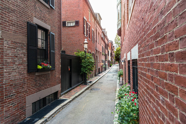 Callejón forrado con edificios residenciales de ladrillo tradicional y postes de lámparas de gas. Beacon Hill, Boston, MA, EE.UU.
. - Foto, imagen