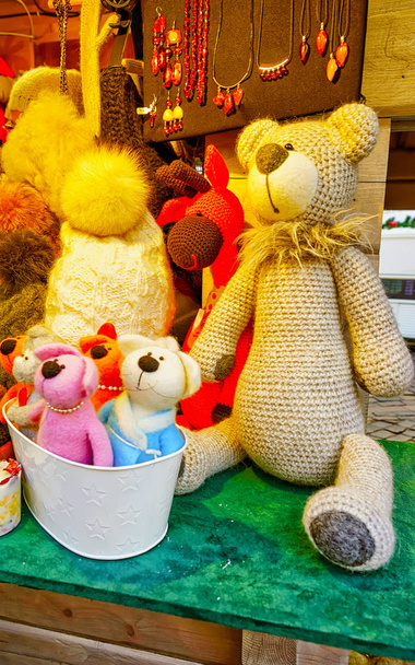Handgefertigte Teddybären und Hüte auf dem Rigaer Weihnachtsmarkt - Foto, Bild