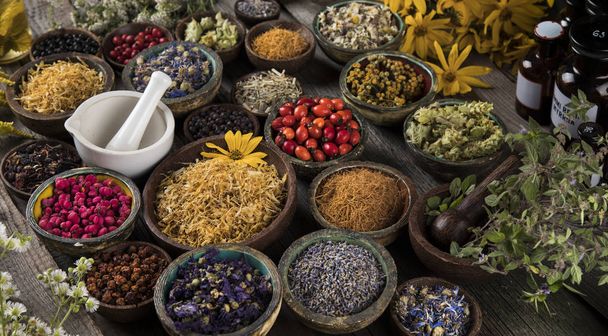 Remedio natural, medicina herbal y fondo de mesa de madera - Foto, Imagen
