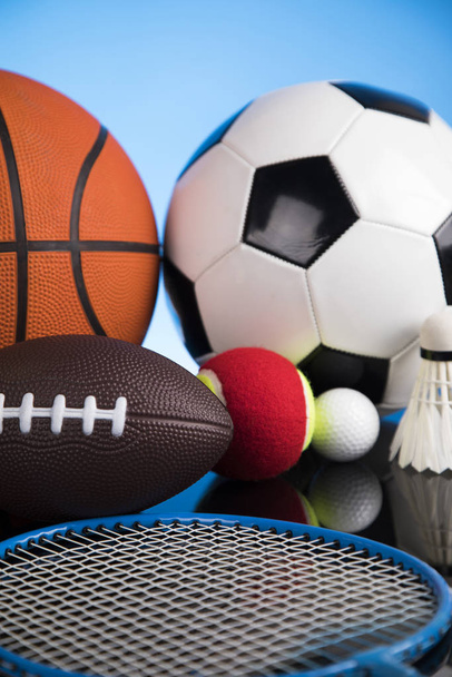 Мячи, спортивный инвентарь, фон победителя - Фото, изображение