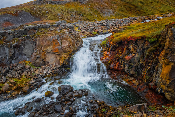 Καταρράκτης Rjukandi, Ισλανδία. Σεπτέμβριος 2019. συννεφιασμένη μέρα. - Φωτογραφία, εικόνα