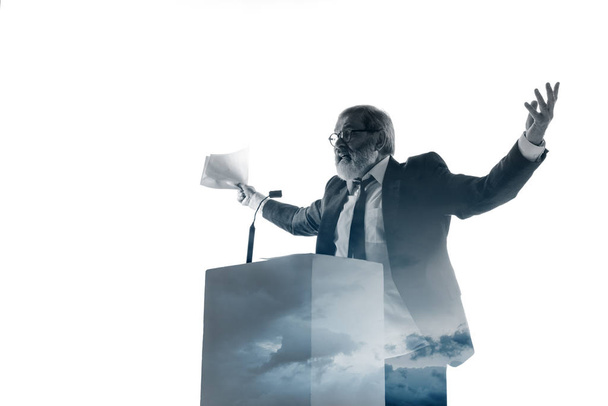 Спикер, тренер или председатель во время речи политика на белом фоне
 - Фото, изображение
