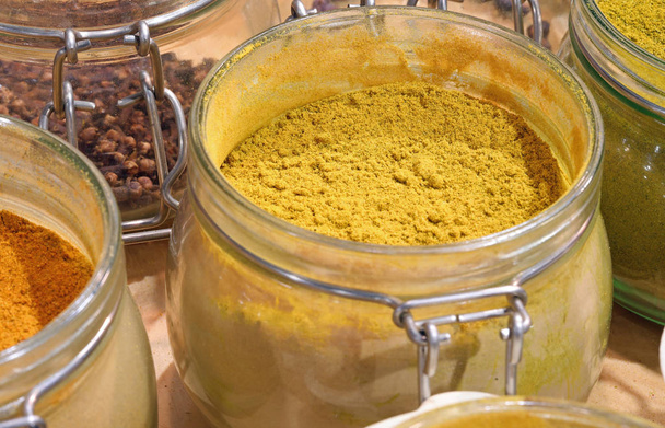pot met geel curry poeder - Foto, afbeelding