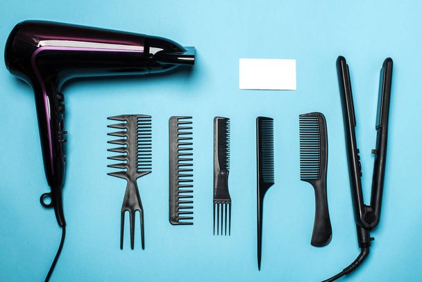 гребінці та перукарські інструменти на синьому фоні зверху
 - Фото, зображення