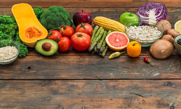 Свежие органические фрукты и овощи, белая фасоль, овсянка и ежевика
. - Фото, изображение