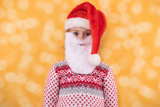 Kind mit Weihnachtsmann-Hut und Bart - Foto, Bild