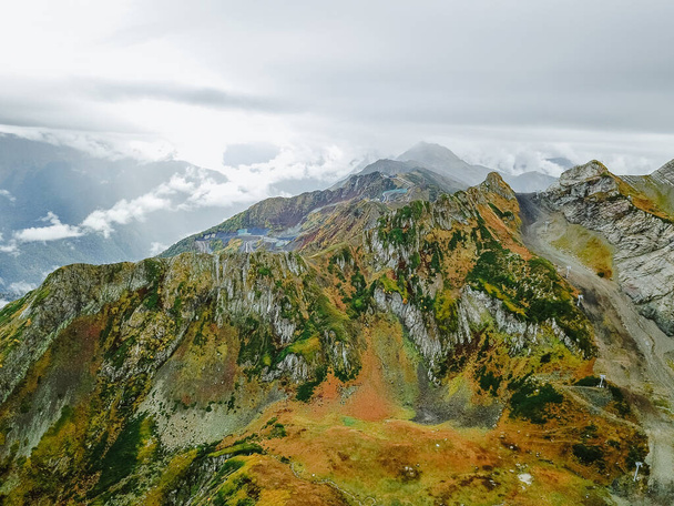 Rosa Khutor 'un kayak merkezindeki sonbahar dağlarının hava manzarası. Sochi ve Krasnaya Polyana. - Fotoğraf, Görsel