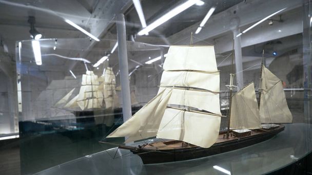 Моделі стародавніх кораблів у музеї Вікна. Почали. Національний морський музей з невеликими моделями великих старих кораблів у скляних шафах. - Фото, зображення