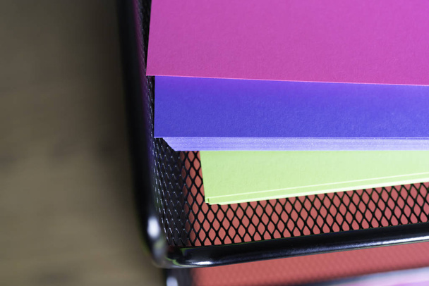 pilha de documentos sobre papel brilhantemente colorido na bandeja empilhada na mesa de escritório
 - Foto, Imagem
