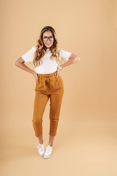 Full length image of fashion woman smiling and looking at camera - Foto, afbeelding