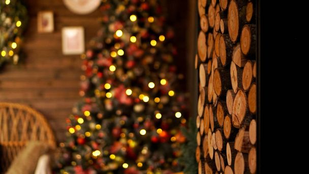 Noel ağacıyla süslenmiş güzel bir tatil odası - Fotoğraf, Görsel