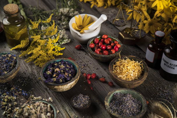 Homeopathie, kruidengeneeskunde op houten tafel - Foto, afbeelding