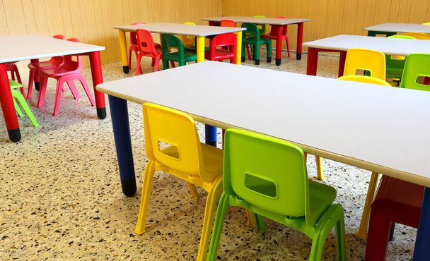 chaises en plastique coloré et petites tables dans la pépinière
 - Photo, image