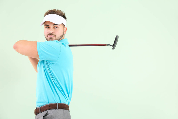 Jóképű férfi golfozó a színes háttér - Fotó, kép