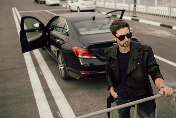 young fashionable man in glasses near the car - Fotografie, Obrázek