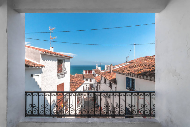 Pohled z terasy na bílé domy s kachlovými střechami, Španělsko - Fotografie, Obrázek