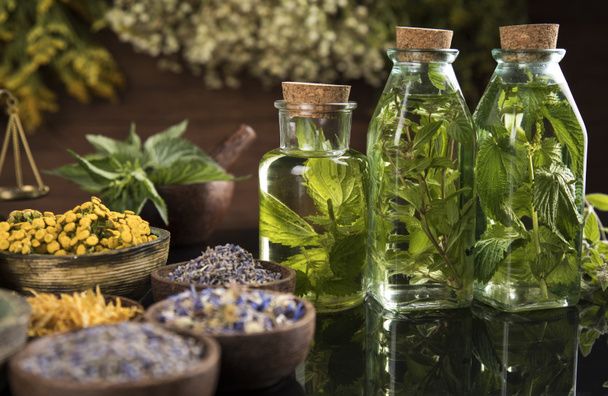 olej a přírodní medicína, dřevěné stolní zázemí - Fotografie, Obrázek