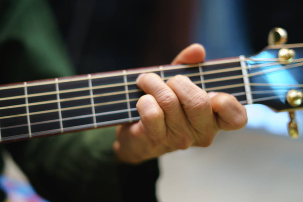 Акустическая гитара с кончиком пальца
 - Фото, изображение