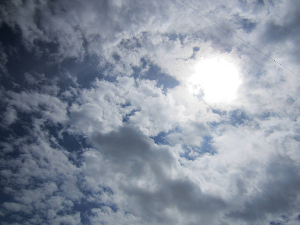 Cielo blu. Bianco nuvoloso con sfondo cielo blu
 - Foto, immagini