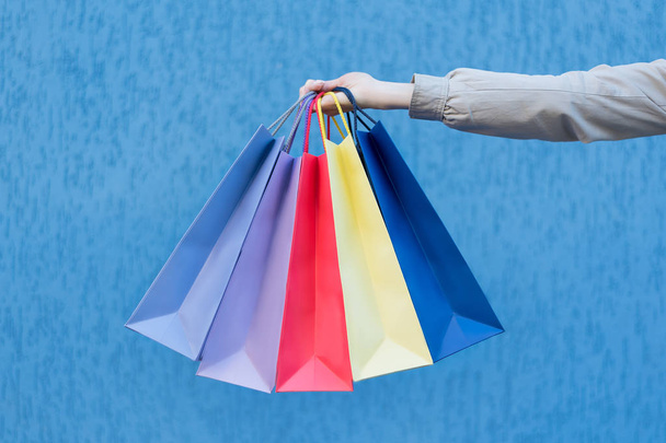 Öt színes táska női kézben történő vásárláshoz. Közelkép. Vásárlás - Fotó, kép