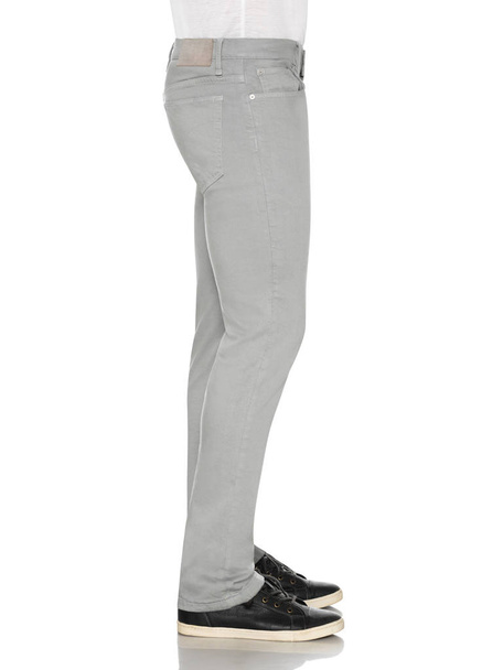 Moda slim fit gris claro hombres denim emparejado a lo largo de zapatillas negras con fondo blanco
 - Foto, imagen