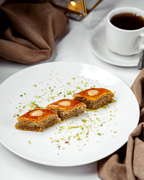 three pieces of azerbaijani pakhlava multi-layered dessert - Foto, Bild