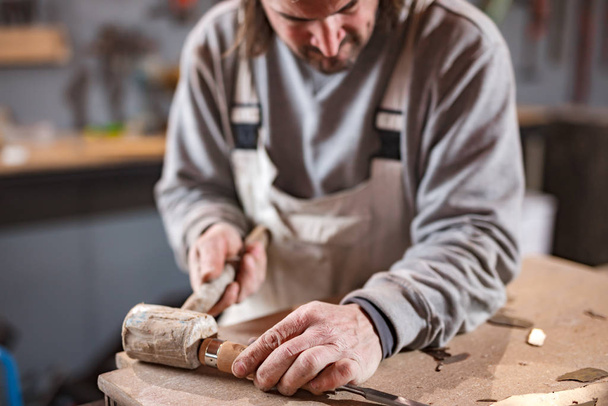 Carpintero trabajando en una madera vieja en un taller retro vintage
. - Foto, imagen