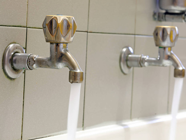 robinets en acier inoxydable sur le lavabo avec de l'eau
 - Photo, image