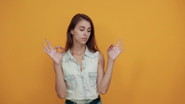 Calme femme caucasienne en denim bleu chemise faisant geste OKAY, à la recherche jolie
 - Séquence, vidéo