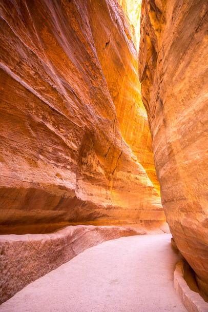 O Siq, a entrada estreita slot-canyon para o Petra
 - Foto, Imagem