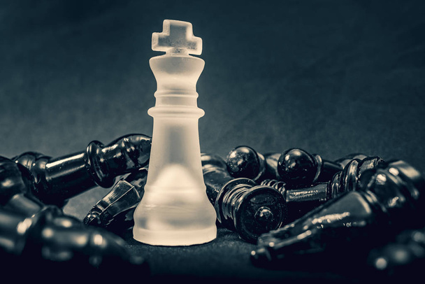 Победа белого глазированного стеклянного короля уничтожает черный натиск в шахматах
 - Фото, изображение