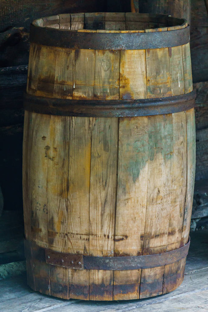 Viejo barril de madera grande con círculos de hierro oxidado
. - Foto, imagen