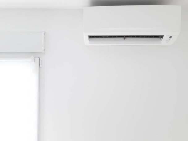 Moderni ilmastointi yksikkö valkoinen seinä sisällä olohuoneessa
 - Valokuva, kuva
