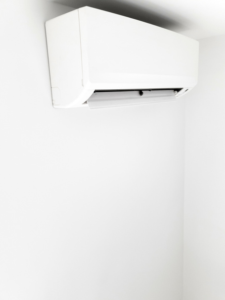 Moderna unidad de aire acondicionado en una pared blanca dentro de la sala de estar
 - Foto, imagen