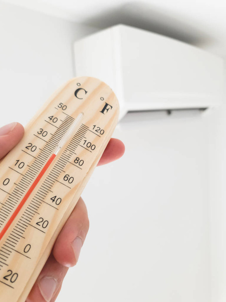 Thermometer und Temperaturmessung mit moderner Klimaanlage  - Foto, Bild