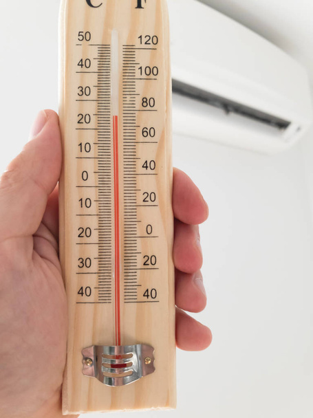 Hőmérő és hőmérséklet mérés modern légkondícionálással  - Fotó, kép